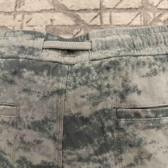 Athleta Farallon Women's Shorts Size XL Color "Fog Camo Coast Gray" NEW - Picture 10 of 10
